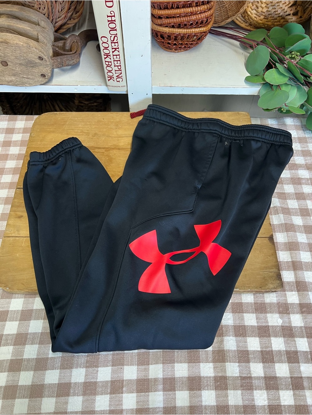 Under Armour pants youth large black red jogger